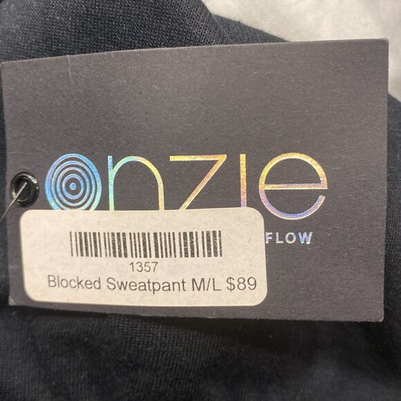 Onzie Blocked Black and white Sweatpant. Size Medium - Picture 6 of 6